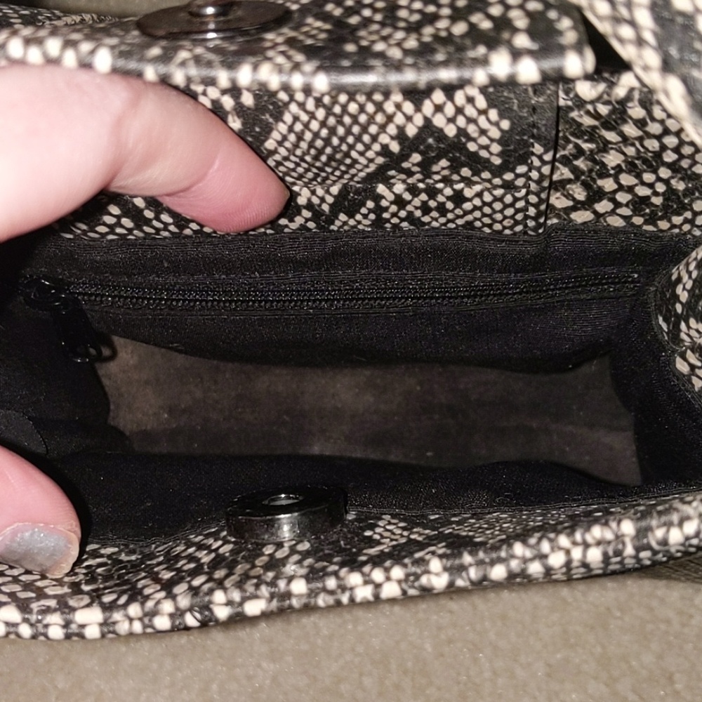 Guess sneak print purse - Picture 3 of 6